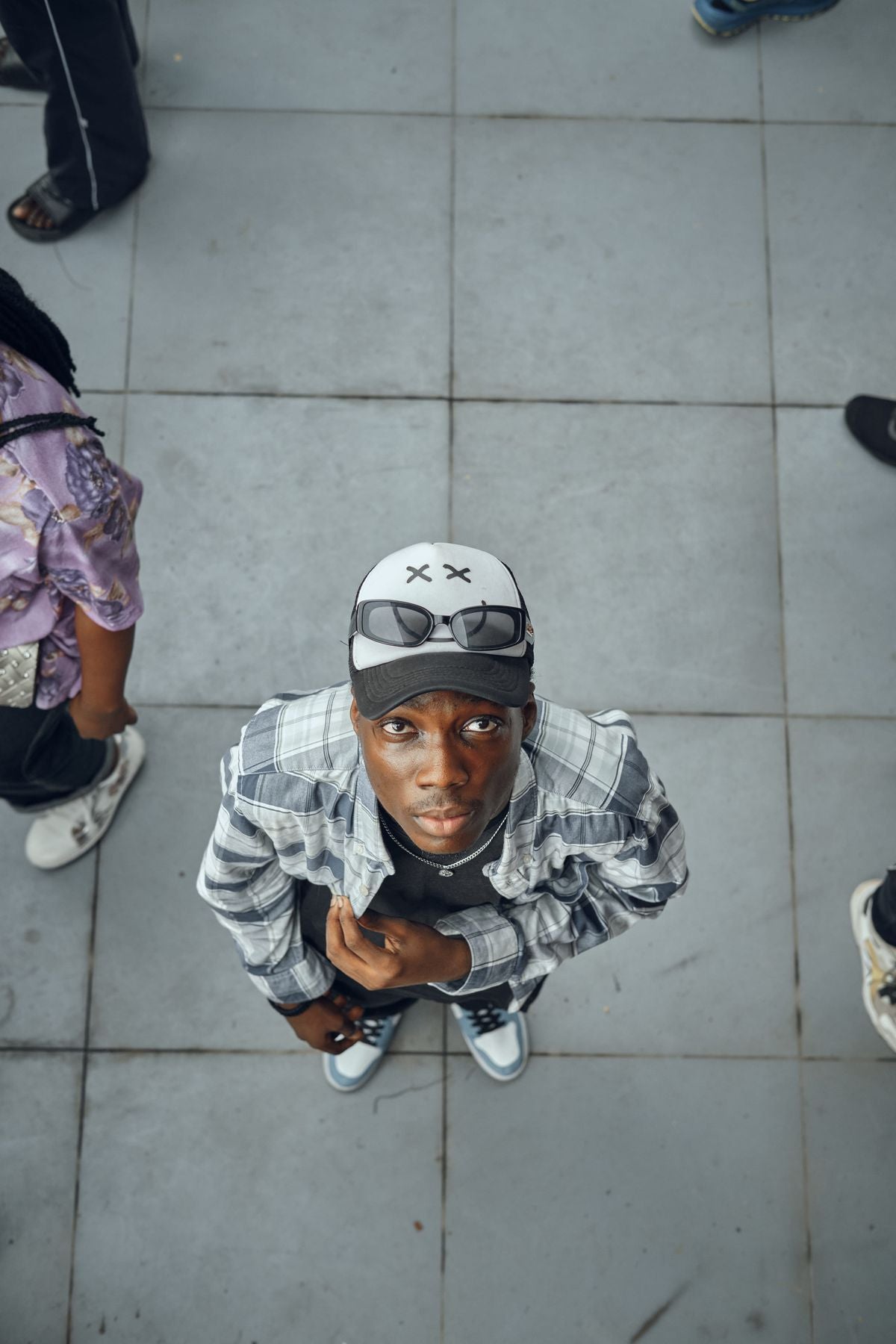 Black man in urban street style wearing a two-tone baseball cap